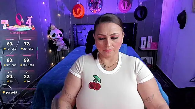 Snapshot of Ivonnee__ chatting on December 14, 2025, 2:40 am Ivonnee online show from December 14, 2025, 2:40 am