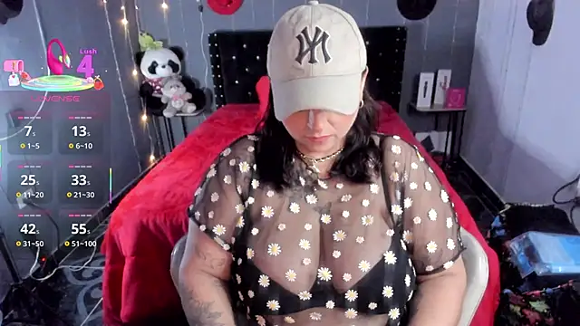 Snapshot of Ivonnee__ chatting on November 16, 2025, 1:21 am Ivonnee online show from November 16, 2025, 1:21 am