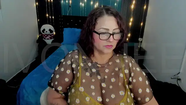 Snapshot of Ivonnee__ chatting on August 7, 2026, 1:11 am Ivonnee online show from August 7, 2026, 1:11 am