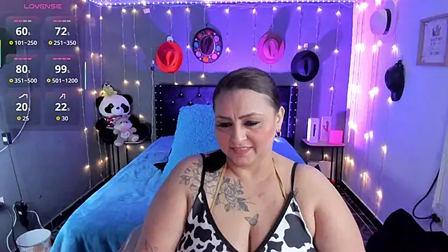 Snapshot of Ivonnee__ chatting on November 30, 2025, 12:00 am Ivonnee online show from November 30, 2025, 12:00 am