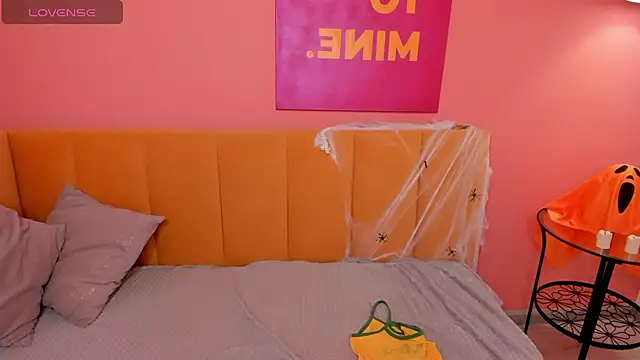 KetrinWhite online show from October 25, 2025, 1:27 am