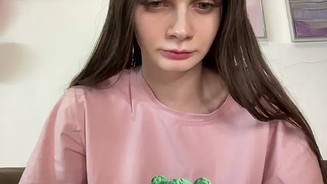 Snapshot of Effi_18 chatting on February 5, 2025, 10:44 pm Effi 18 online show from February 5, 2025, 10:44 pm