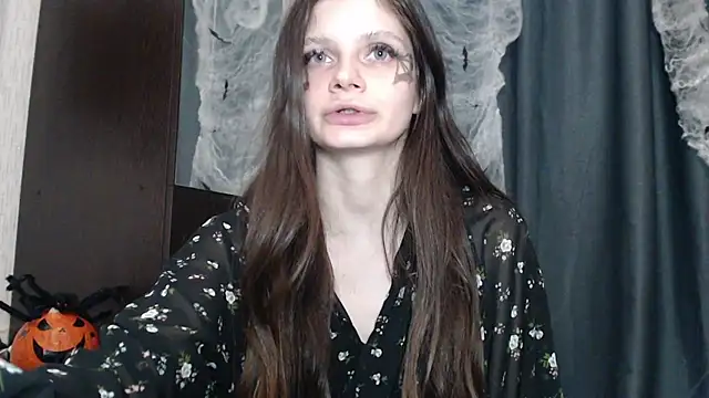 Snapshot of Effi_18 chatting on October 28, 2025, 7:13 pm Effi 18 online show from October 28, 2025, 7:13 pm