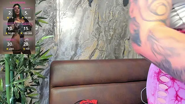 Snapshot of Alahia_Dangelo chatting on October 29, 2025, 5:23 pm Alahia Dangelo online show from October 29, 2025, 5:23 pm