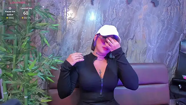 Snapshot of Alahia_Dangelo chatting on November 17, 2025, 5:28 pm Alahia Dangelo online show from November 17, 2025, 5:28 pm