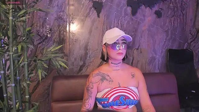 Snapshot of Alahia_Dangelo chatting on November 9, 2025, 5:06 pm Alahia Dangelo online show from November 9, 2025, 5:06 pm