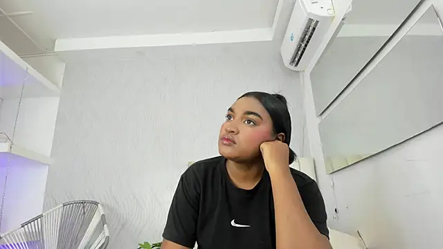 kayna gomez online show from October 31, 2025, 7:43 pm