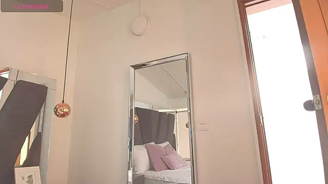 Snapshot of Milkdulce1 chatting on November 21, 2025, 1:43 pm Milkdulce1 online show from November 21, 2025, 1:43 pm