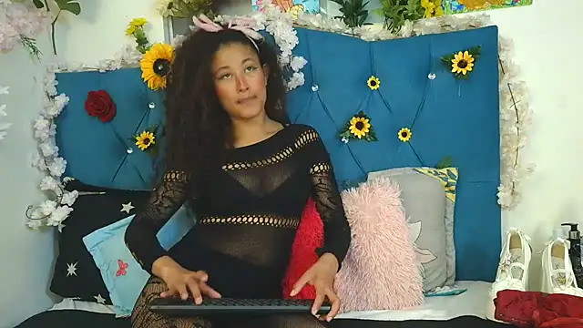 Milkdulce1 online show from May 12, 2026, 2:01 pm
