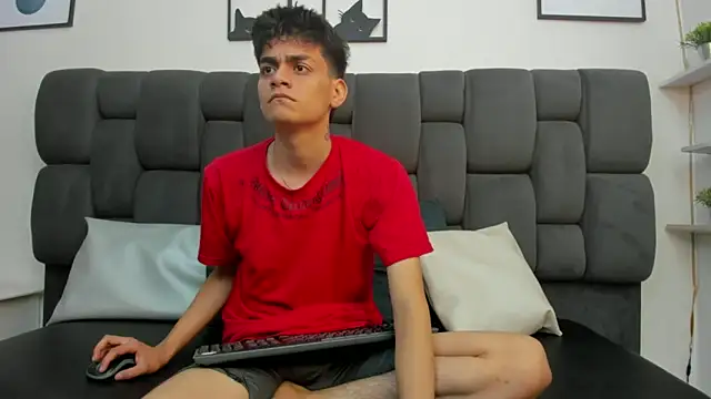 Snapshot of Yef_Thin chatting on February 5, 2025, 3:55 am Yef Thin online show from February 5, 2025, 3:55 am