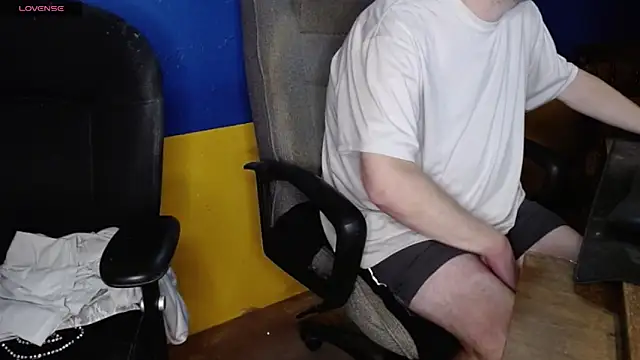 Snapshot of shyhuskyguy chatting on December 5, 2025, 5:06 am shyhuskyguy online show from December 5, 2025, 5:06 am