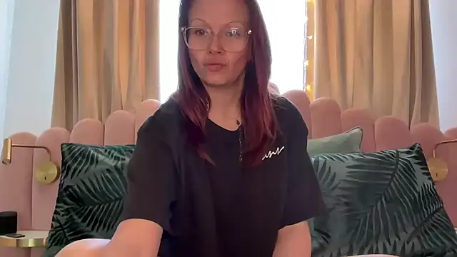 Snapshot of MelodyRoseUk chatting on March 4, 2026, 10:45 am MelodyRoseUk online show from March 4, 2026, 10:45 am