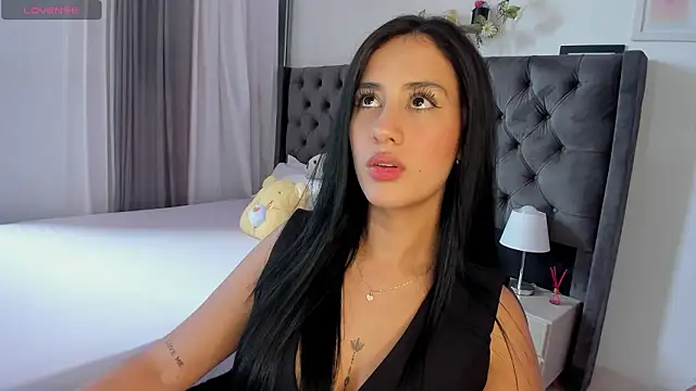 Snapshot of Amiirra_ chatting on February 18, 2026, 4:58 pm Amiirra online show from February 18, 2026, 4:58 pm