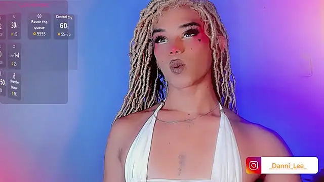 Snapshot of DanniLee_ chatting on October 21, 2025, 10:20 pm DanniLee online show from October 21, 2025, 10:20 pm