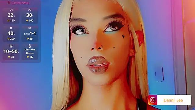 Snapshot of DanniLee_ chatting on November 1, 2025, 10:03 pm DanniLee online show from November 1, 2025, 10:03 pm