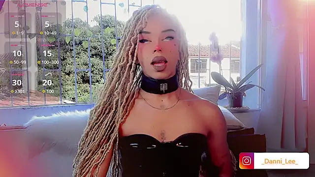 Snapshot of DanniLee_ chatting on October 26, 2025, 9:04 pm DanniLee online show from October 26, 2025, 9:04 pm