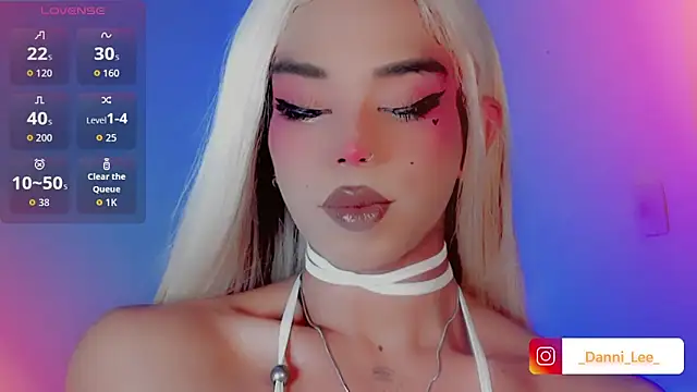 Snapshot of DanniLee_ chatting on November 25, 2025, 10:43 pm DanniLee online show from November 25, 2025, 10:43 pm