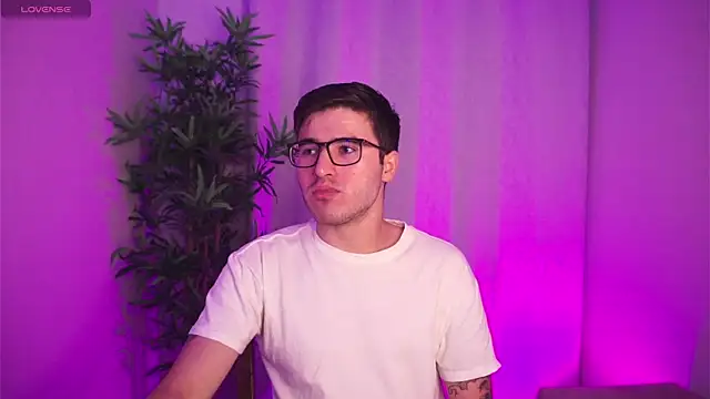 Snapshot of Tony_Wylie chatting on November 12, 2025, 10:52 am Tony Wylie online show from November 12, 2025, 10:52 am