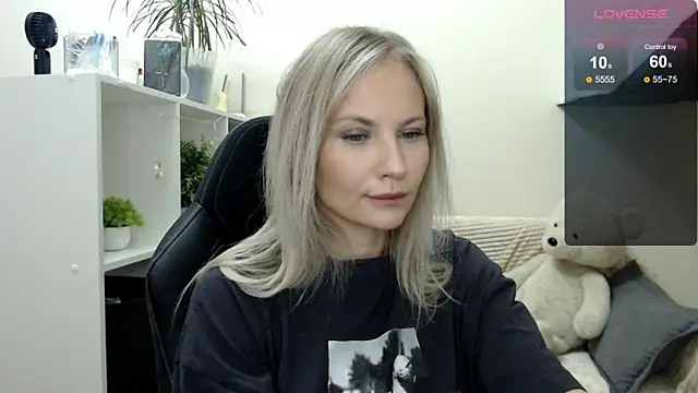 Snapshot of Sunny_bunny6 chatting on October 28, 2025, 4:02 am Sunny bunny6 online show from October 28, 2025, 4:02 am