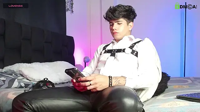 LyleBennett  online show from October 26, 2025, 10:48 am