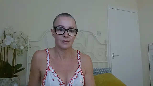 ELEGANT-ARIA36 online show from November 6, 2025, 12:20 pm