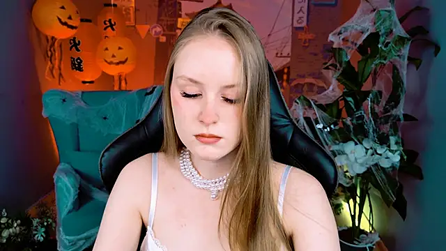 Snapshot of VivienLeeigh chatting on October 19, 2025, 9:45 am VivienLeeigh online show from October 19, 2025, 9:45 am