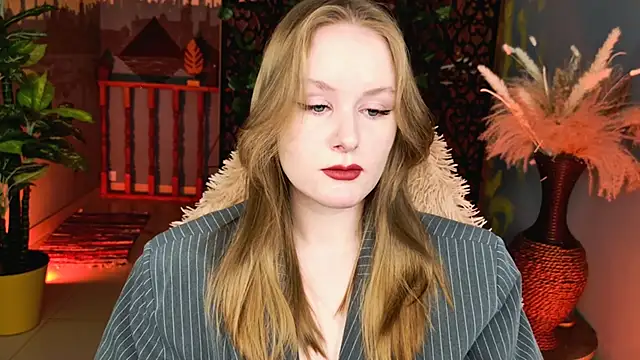 VivienLeeigh online show from April 28, 2026, 5:23 am