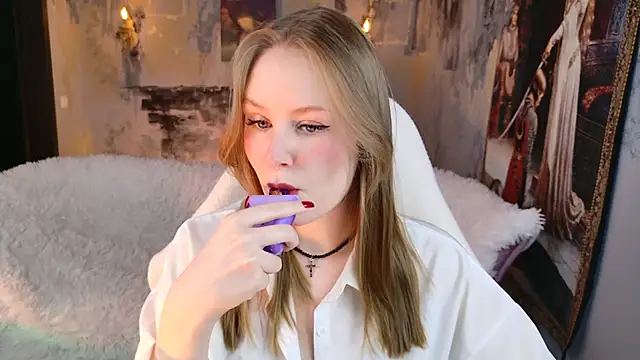 VivienLeeigh online show from March 12, 2026, 5:02 am