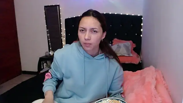 Snapshot of holy_juli chatting on July 27, 2026, 5:03 am holy juli online show from July 27, 2026, 5:03 am