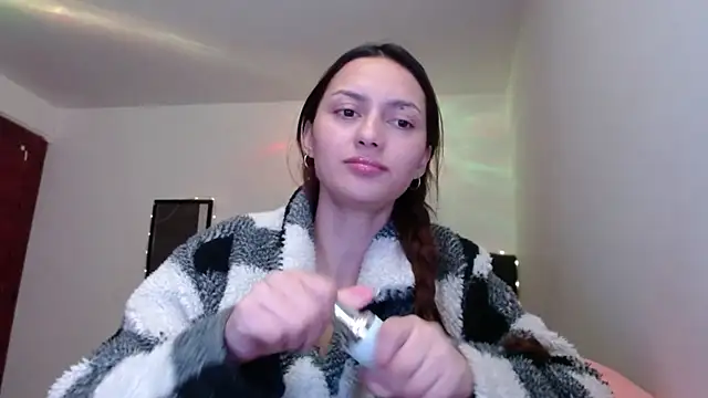 Snapshot of holy_juli chatting on July 31, 2026, 3:17 am holy juli online show from July 31, 2026, 3:17 am