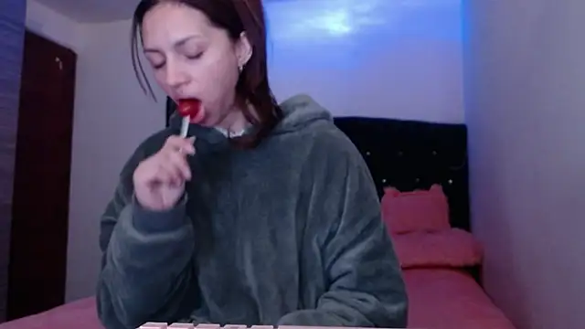 Snapshot of holy_juli chatting on July 11, 2026, 2:23 am holy juli online show from July 11, 2026, 2:23 am