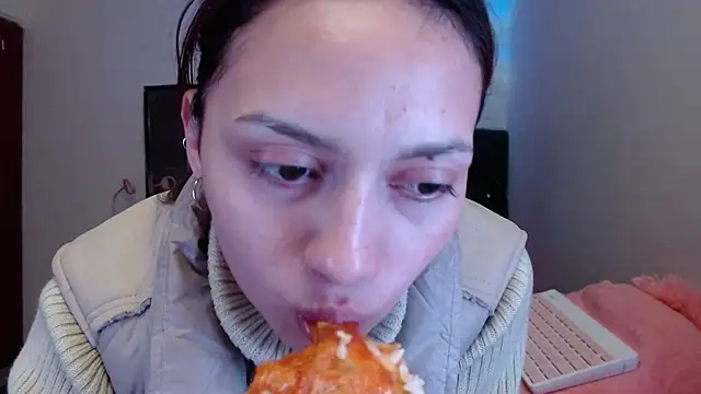 Snapshot of holy_juli chatting on August 2, 2026, 2:54 am holy juli online show from August 2, 2026, 2:54 am