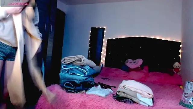 holy juli online show from December 15, 2025, 4:40 am