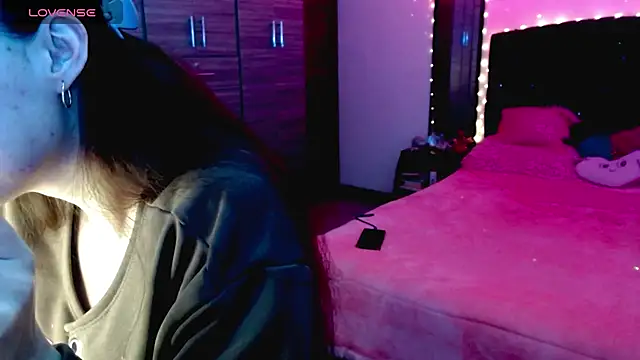 holy juli online show from November 5, 2025, 3:42 am