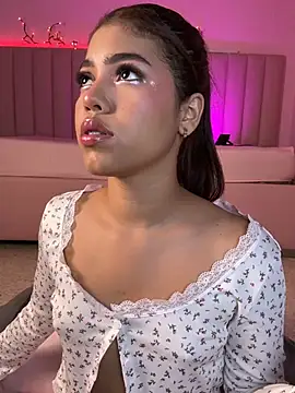 Snapshot of KellyOlsenbe chatting on March 20, 2026, 8:32 pm KellyOlsenbe online show from March 20, 2026, 8:32 pm