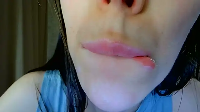 Snapshot of Anika_bloom chatting on June 10, 2026, 9:49 pm Anika bloom online show from June 10, 2026, 9:49 pm