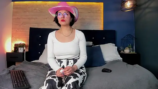 Snapshot of victoria_byte chatting on October 13, 2025, 8:43 pm victoria byte online show from October 13, 2025, 8:43 pm