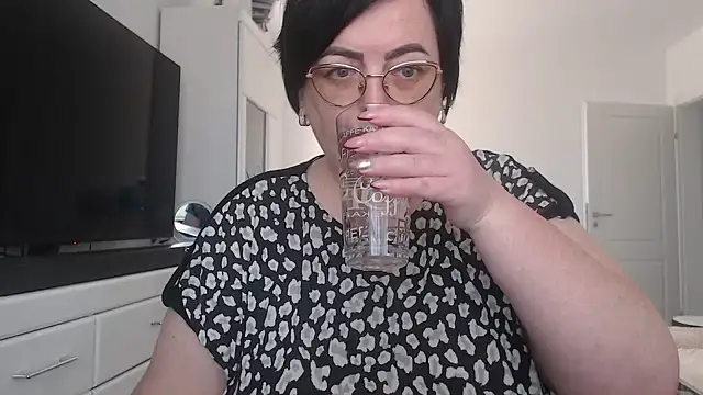Amandamuller1982 online show from April 28, 2026, 7:13 am