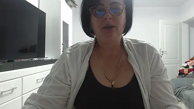 Amandamuller1982 online show from November 3, 2025, 4:54 pm