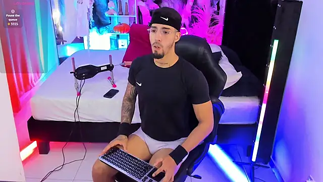 Snapshot of Duriel_ chatting on October 28, 2025, 4:39 pm Duriel online show from October 28, 2025, 4:39 pm