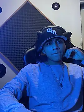 Snapshot of SkinnyHot444 chatting on February 6, 2025, 8:39 am SkinnyHot444 online show from February 6, 2025, 8:39 am