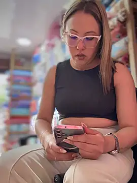 Snapshot of VIOLETA-25_ chatting on February 7, 2026, 8:28 pm VIOLETA-25 online show from February 7, 2026, 8:28 pm