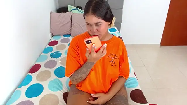 Snapshot of Miranda-brow chatting on October 21, 2025, 5:34 pm Miranda-brow online show from October 21, 2025, 5:34 pm