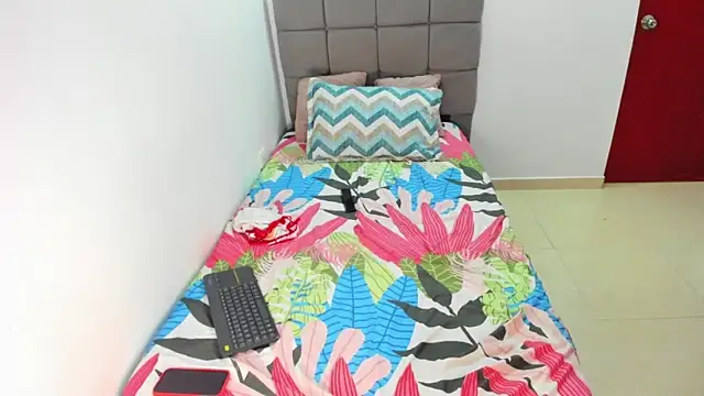 Snapshot of Miranda-brow chatting on October 24, 2025, 2:43 am Miranda-brow online show from October 24, 2025, 2:43 am