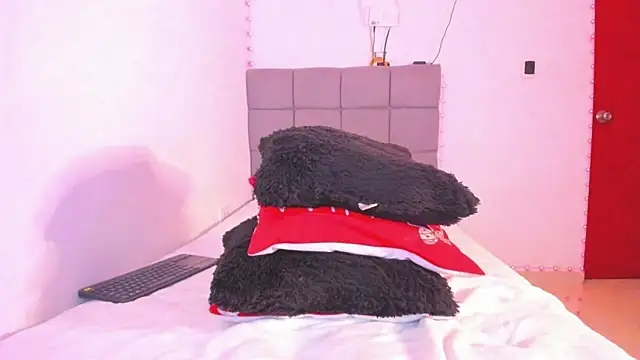 Snapshot of Miranda-brow chatting on December 15, 2025, 4:29 am Miranda-brow online show from December 15, 2025, 4:29 am