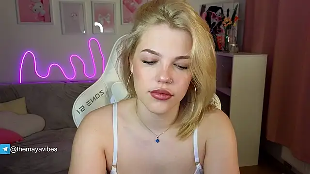 Snapshot of Maya_Rave chatting on February 13, 2026, 3:28 am Maya Rave online show from February 13, 2026, 3:28 am