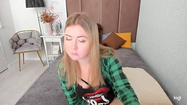 BettyBloom69 online show from November 12, 2025, 5:00 am