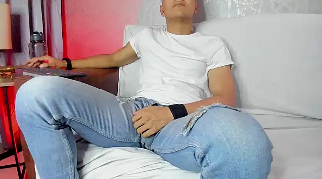 Snapshot of Lucii_fer_ chatting on February 23, 2025, 5:50 pm Lucii fer online show from February 23, 2025, 5:50 pm