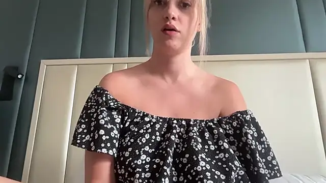 LustfulLuna  online show from May 4, 2026, 1:36 pm