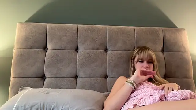 LustfulLuna  online show from October 20, 2025, 3:01 pm